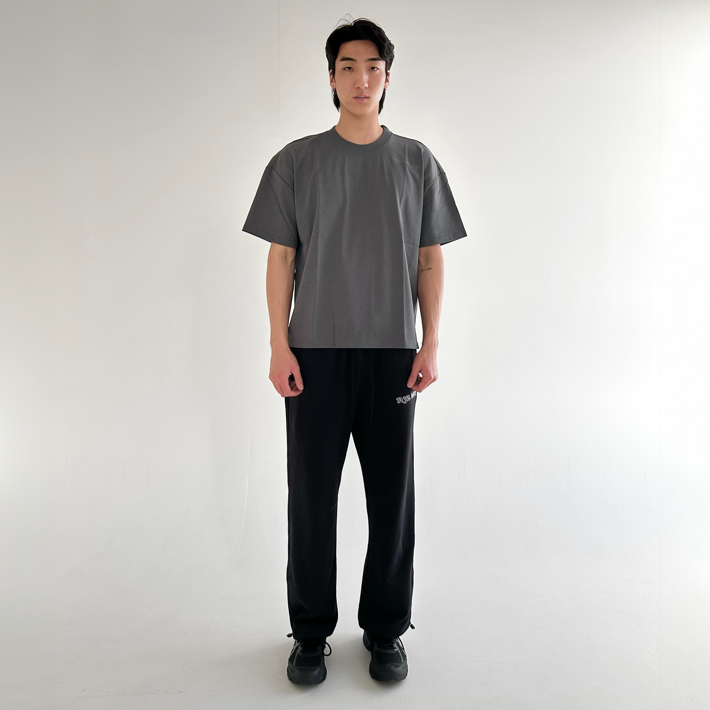 SIGNATURE EMBROIDERED TEE - GREY