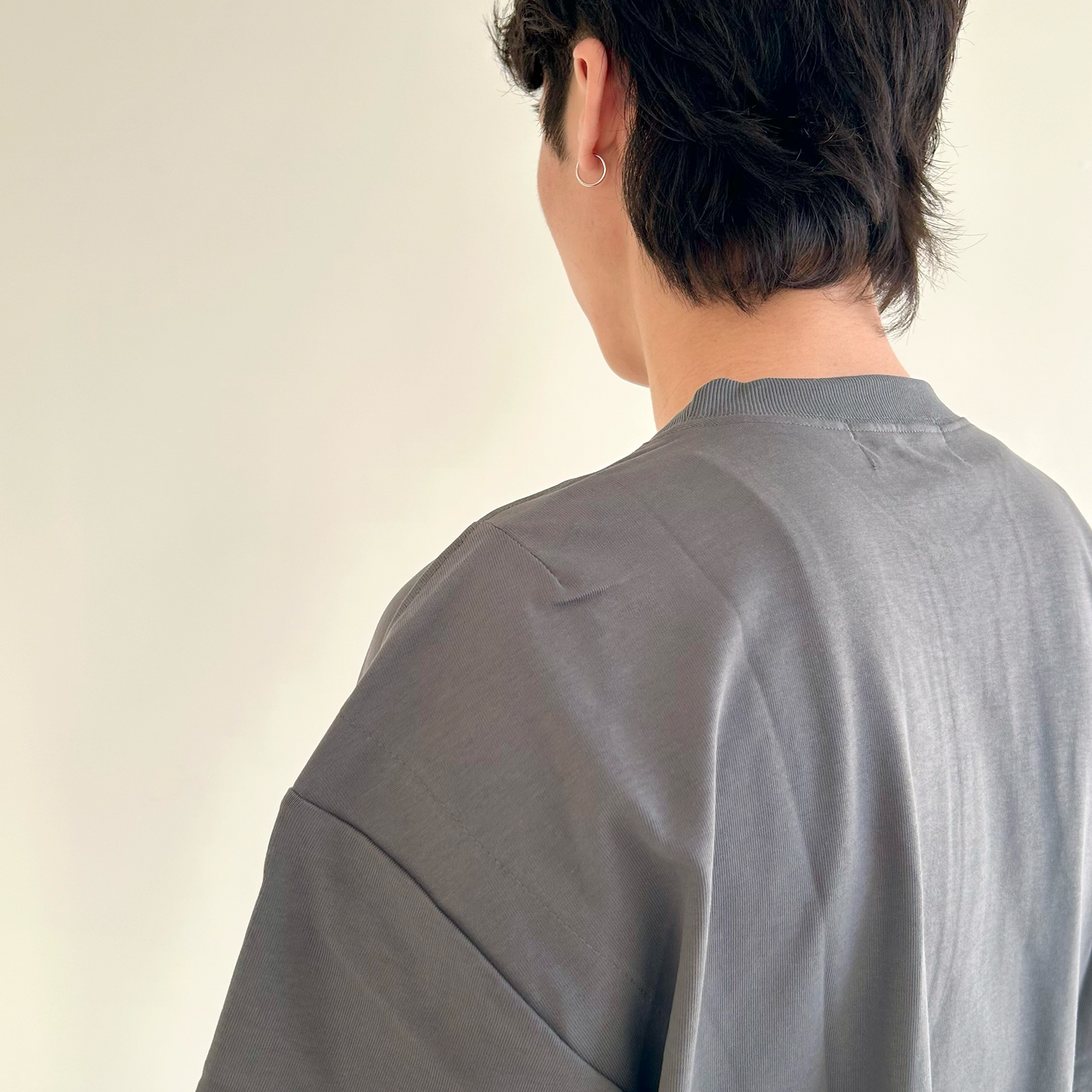 SIGNATURE EMBROIDERED TEE - GREY