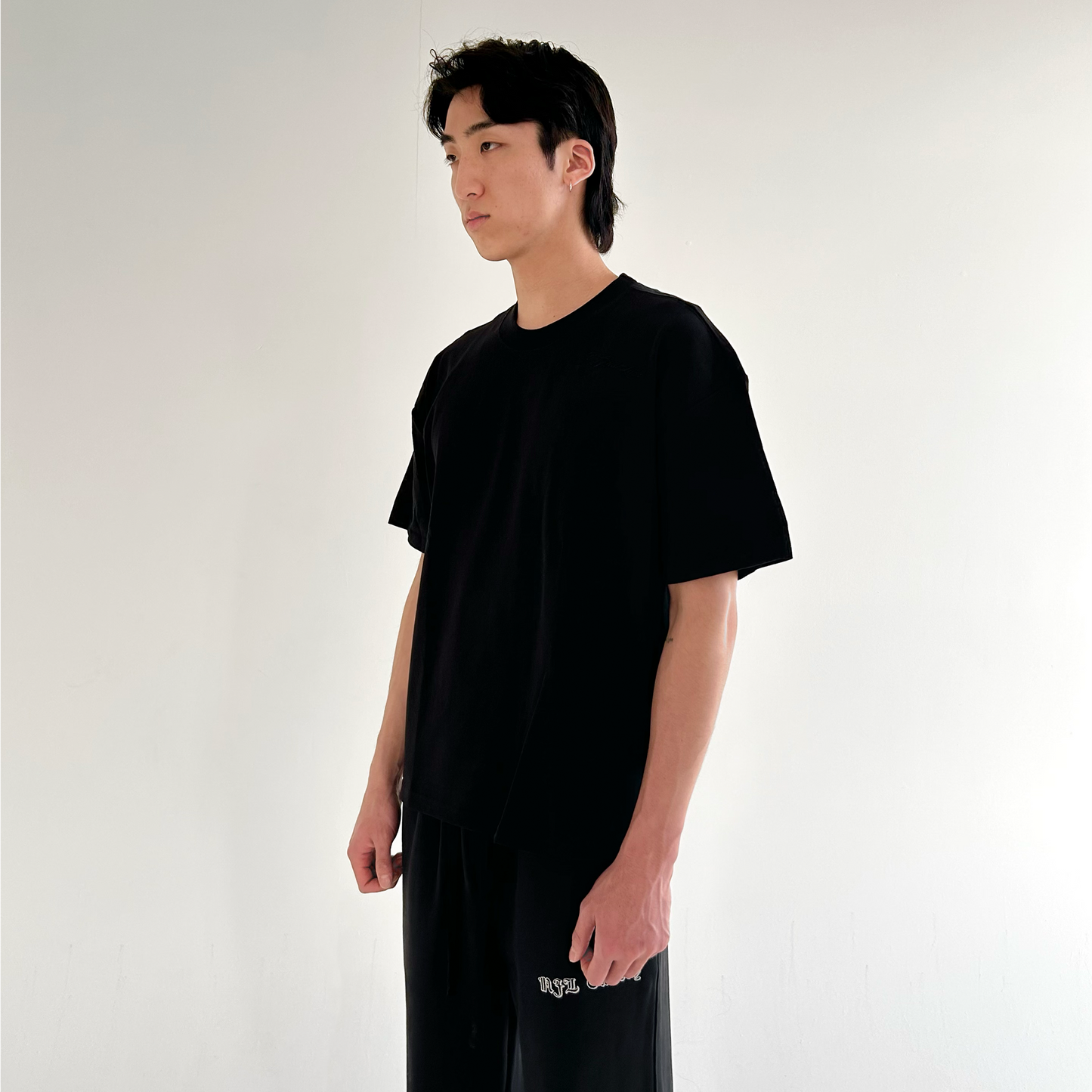 SIGNATURE EMBROIDERED TEE - BLACK