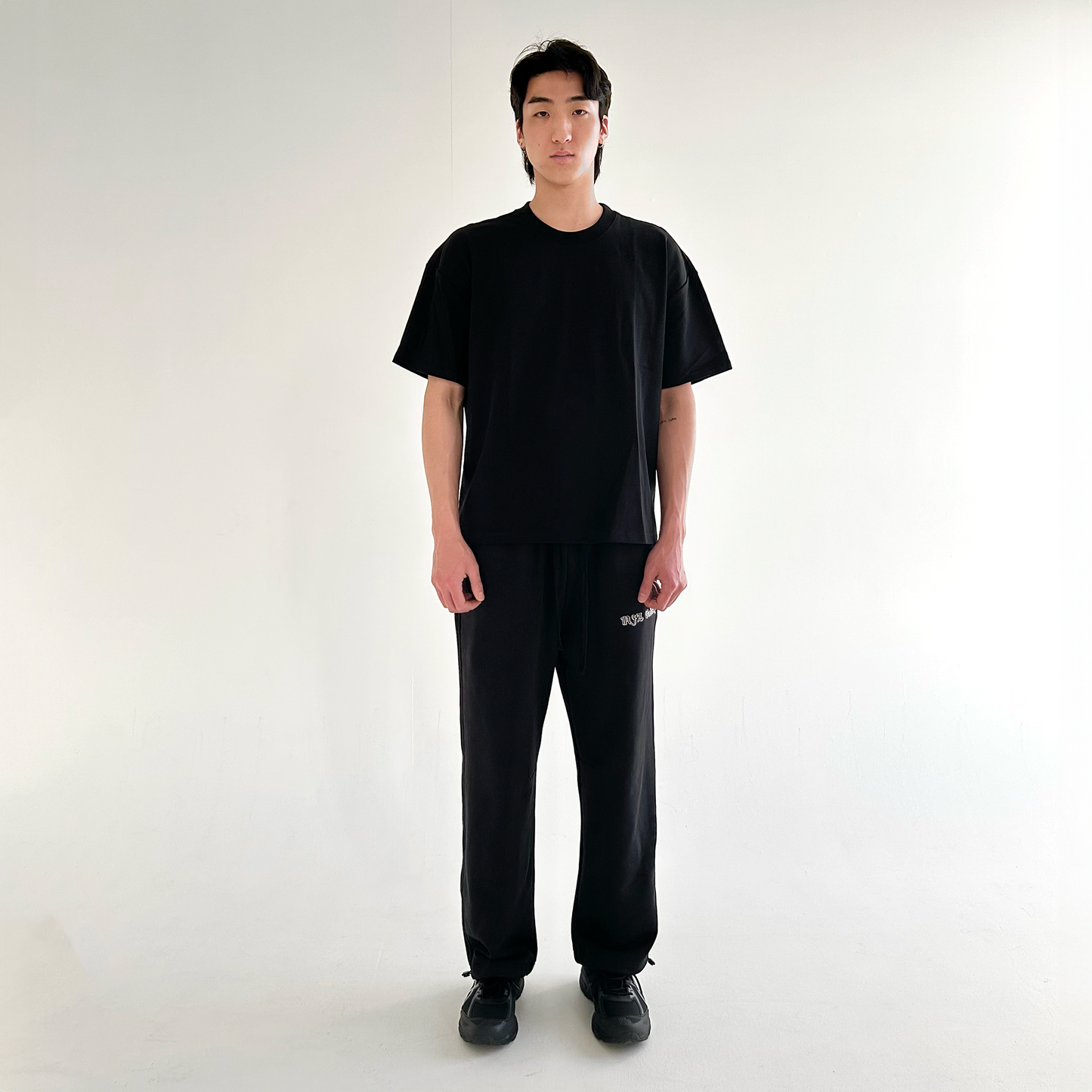 SIGNATURE EMBROIDERED TEE - BLACK