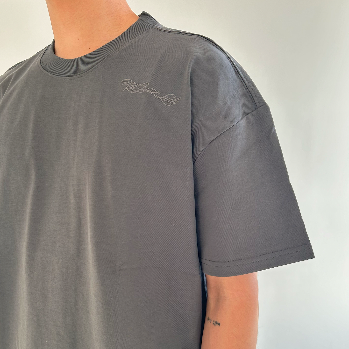 SIGNATURE EMBROIDERED TEE - GREY