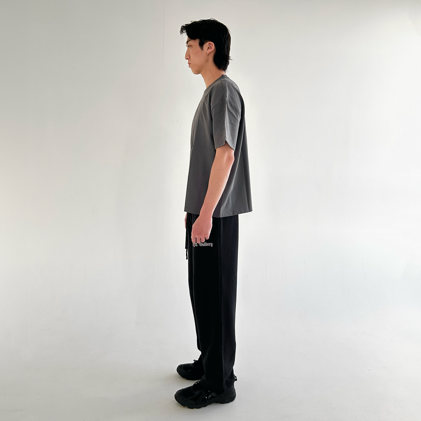 SIGNATURE EMBROIDERED TEE - GREY