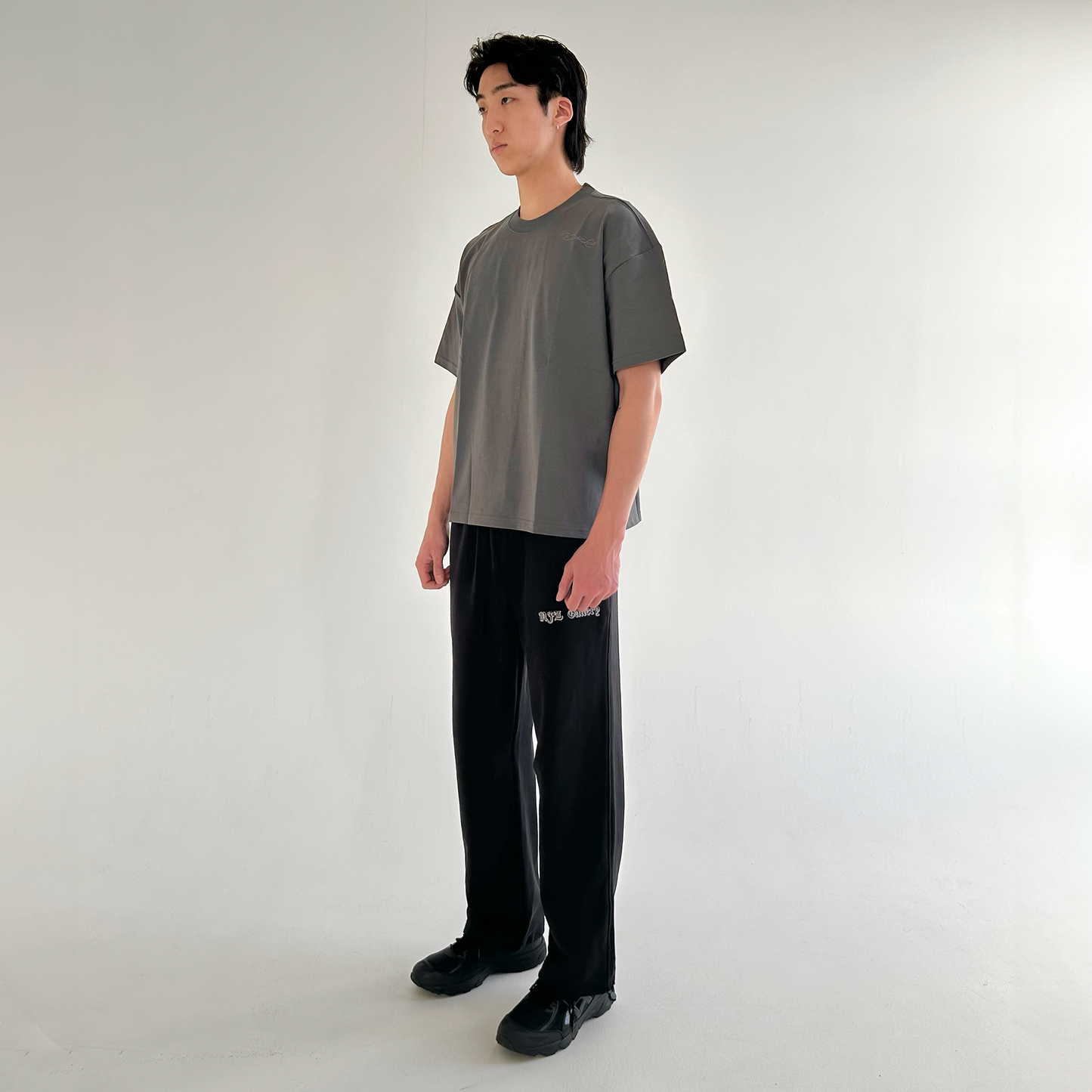 SIGNATURE EMBROIDERED TEE - GREY